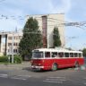 Trolejbus projíždí kolem magistrátu na Dnu otevřených dveří / Foto: DPMHK