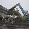 Bagr se zakusuje do stadionu / Foto: MMHK