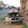 BMW se zastavilo o dům / Foto: PČR