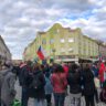 Protestující na Masarykově náměstí zkraje května / Foto: Twitter/Martin K.