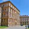 Venkovní vzhled kasáren dává tušit, že nejlepší časy už mají za sebou, rekonstrukce vše změní / Foto: Král. kraj
