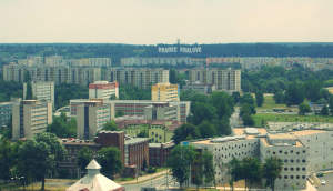 Nápis Hradec Králové bude vidět z Nového Hradce na celé město