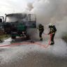 Hasiči hasí kabinu kamionu / Foto: HZSHK