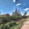 Vyšlapaná pěšina přes koleje u Opatovické ulice / Foto: Panorama Mapy.cz