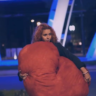 Dívka jde se srdcem kolem osvětlené Koruny