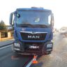 Nákladní vůz v popředí a osobní auto vzadu / Foto: PČR