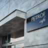 Petrof Café zvenčí u vstupu / Foto: Petrof