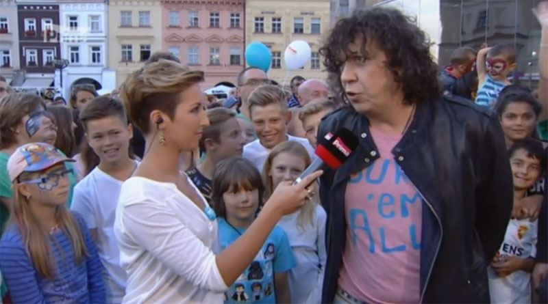 Richard Genzer na Velkém náměstí v obklopení fanoušků | foto: videoarchiv TV Prima