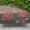 Posprejovaná lavička na terasách / Foto: Policie ČR