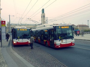 Trolejbusy 3 a 7 u Hlavního nádraží | foto: hradecketrolejbusy.cz