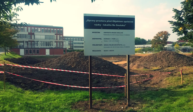 Informační tabule popisu prací na stavbě před UHK