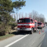 Stojící hasičská auta v kopci ve Svinárkách / Foto: HZSHK