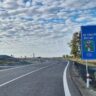 Příjezd k nové mimoúrovňové křižovatce se dvěma kruhovými objezdy a dopravní tabulí s ukazateli / Foto: ŘSD