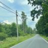 Podél Hradečnice, na fotce po levé straně, vyroste slibovaná stezka / Foto: HKCITY