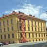 Kontrola římsy a omítky na budově Archa v centru Hradce / Foto: HKCITY