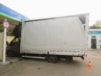 Řidič se s vozem Iveco nevešel do myčky v Sokolské ulici u OMV / Foto: PČR