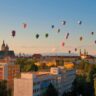 Balónové nebe nad Hradcem, no není to nádhera? / Foto: webkamera hkfree.org, úprava HKCITY