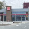 Logo Burger Kingu už visí na nové pobočce v obchodní zóně u OBI / Foto: HKCITY