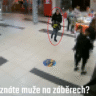 Záznam z kamery, poznáváte muže na záběrech? / Foto: PČR