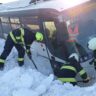 Autobusová linka 107 z Hradce do Hořiněvsi uvízla v příkopu / Foto: HZSKHK