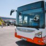 Autobus hradeckého DP spolu s armádním strojem A319CJ / Foto: DPMHK