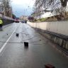 Stržené trolejové vedení v podjezdu / Foto: HZSČR