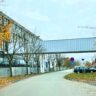 Nadzemní koridor či jednoduše lávka, spojuje nový kampus s chirurgickým pavilonem / Foto: HKCITY