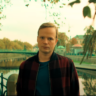 Kryštof Hádek na Eliščině nábřeží v Hradci / Foto: Lítá v tom, záběr z filmu