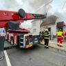 Hasiči s jeřábem zasahují v Malšovicích / Foto: HZSKHK
