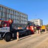 Hasiči před budovami dokončovaného kampusu v Hradci / Foto: HZSKHK