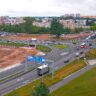 Pod Miletou bylo opět mokro. Podchod zvýrazněn s odvážnými cyklisty, za kterými se vlní voda / Foto: webkamera hkfree.org