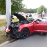 Chevrolet Camaro narazil do trolejového sloupu u Flošny / Foto: HZSKHK