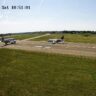 Webkamera letiště zachytila moment setkání - Airbus A319CJ, který pojíždí na dráhu a zaparkovaný Dassault Falcon 2000EX / Foto: webkamera LSHK