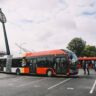 Nové trolejbusy ve vertikálním designu před lízátky / Foto: DPMHK