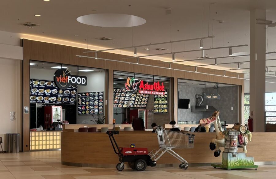 Food court v OC Kukleny je zaplněn asijskou kuchyní a bude i pizza / Foto: HKCITY