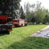 Hasičská technika před věžákem / Foto: HZSHK
