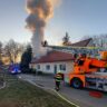 Dým stoupá z rodinného domu v Týništi / Foto: HZSKHK