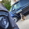 Policejní psovod hlídá policejní dodávku / Ilustrační foto: PČR