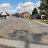 Záplaty kam se podíváš, hlavní silnici v Plotištích čeká proměna / Foto: Panorama Mapy.com