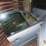 Nepřirozená poloha dveří osobního vozidla po kontaktu s rekreačním objektem / Foto: PČR