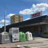 Nová podoba prodejny Tesco na Pod Strání, prostoru dominují ale hlavně kontejnery / Foto: HKCITY