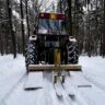 Traktor prohrnuje běžkařskou stupu v Městských lesích Hradec Králové / Foto: MLHK
