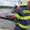 Tým záchranářů na střeše panelového domu / Foto: PČR